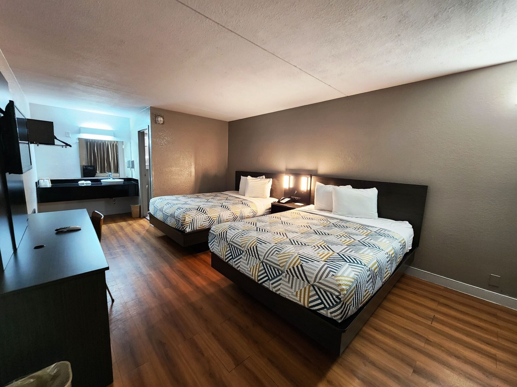 办公桌、遮光窗帘、熨斗/熨板、免费 WiFi