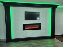 Escritorio, cortinas blackout y tabla de planchar con plancha 