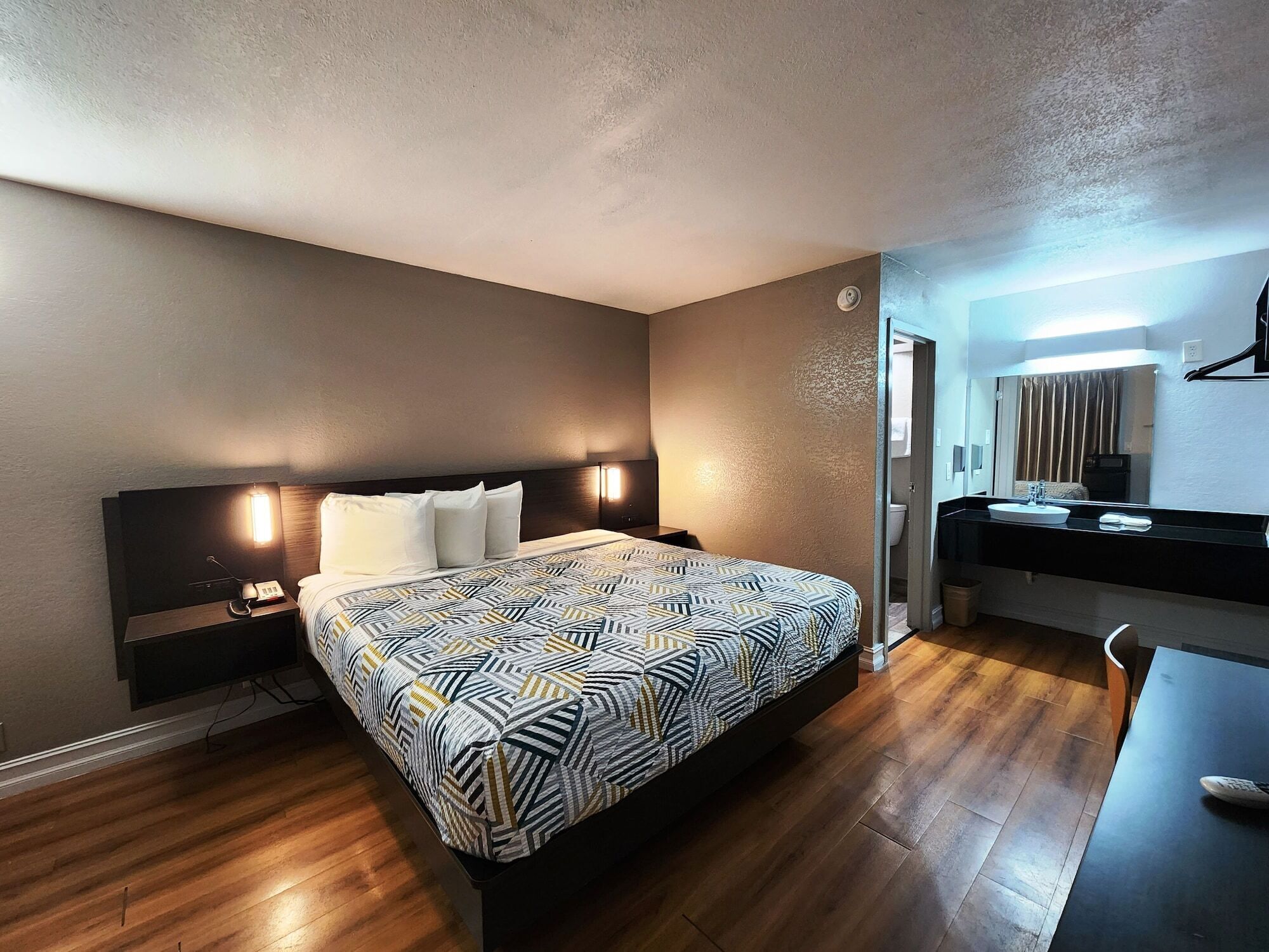 办公桌、遮光窗帘、熨斗/熨板、免费 WiFi