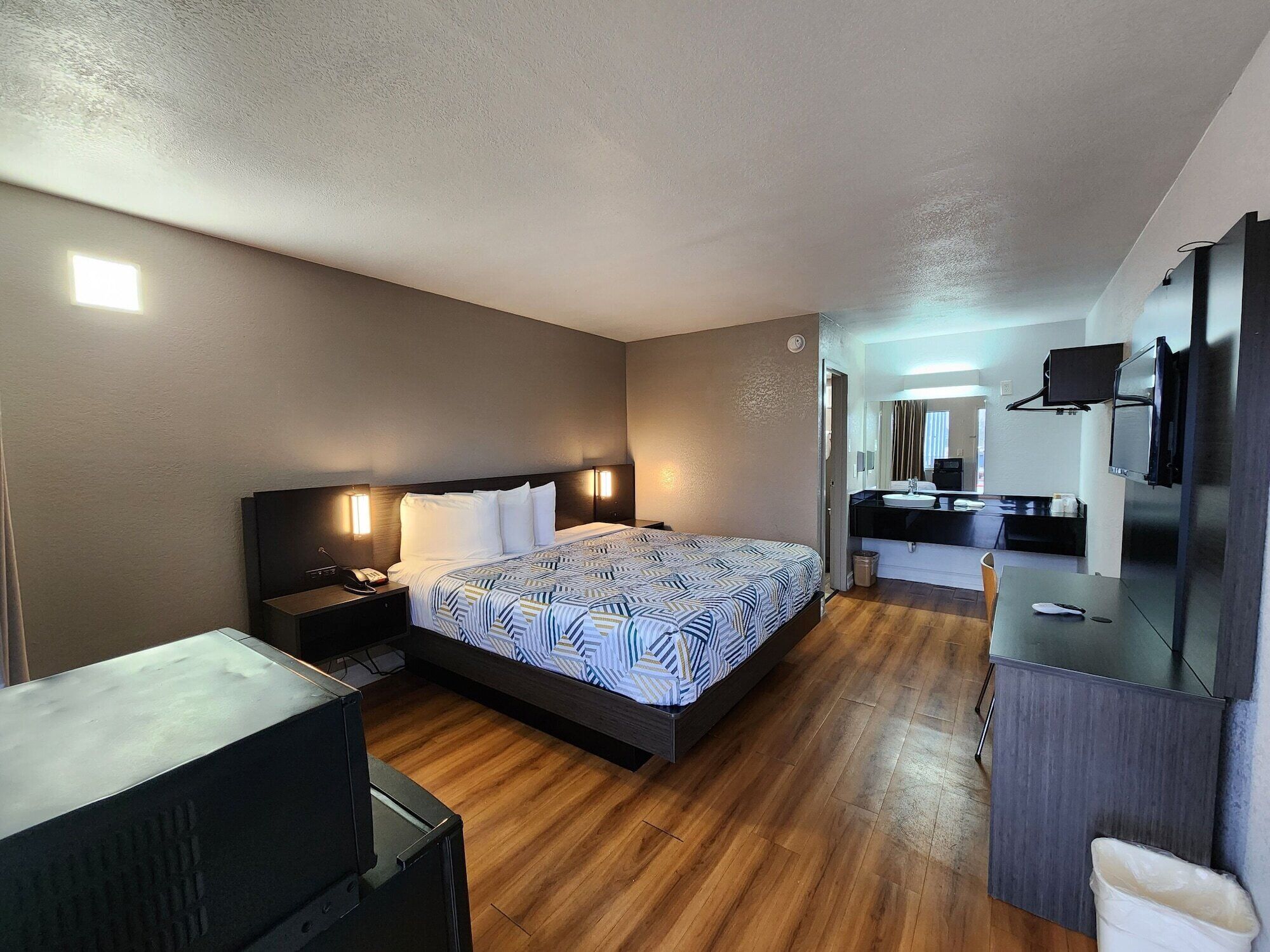 办公桌、遮光窗帘、熨斗/熨板、免费 WiFi