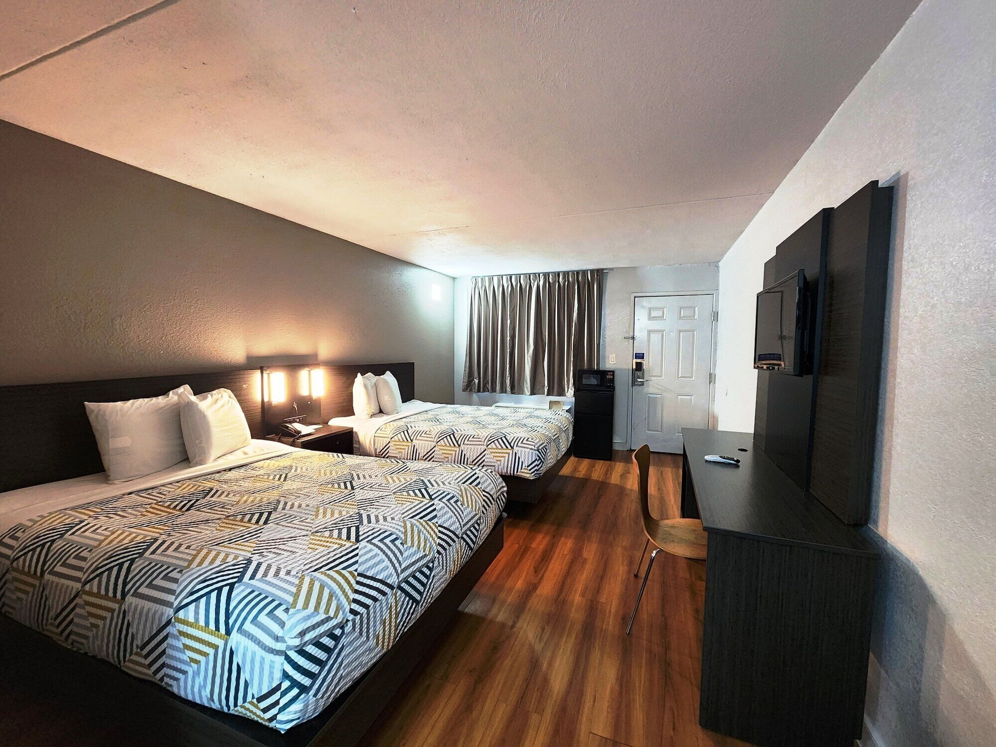 办公桌、遮光窗帘、熨斗/熨板、免费 WiFi