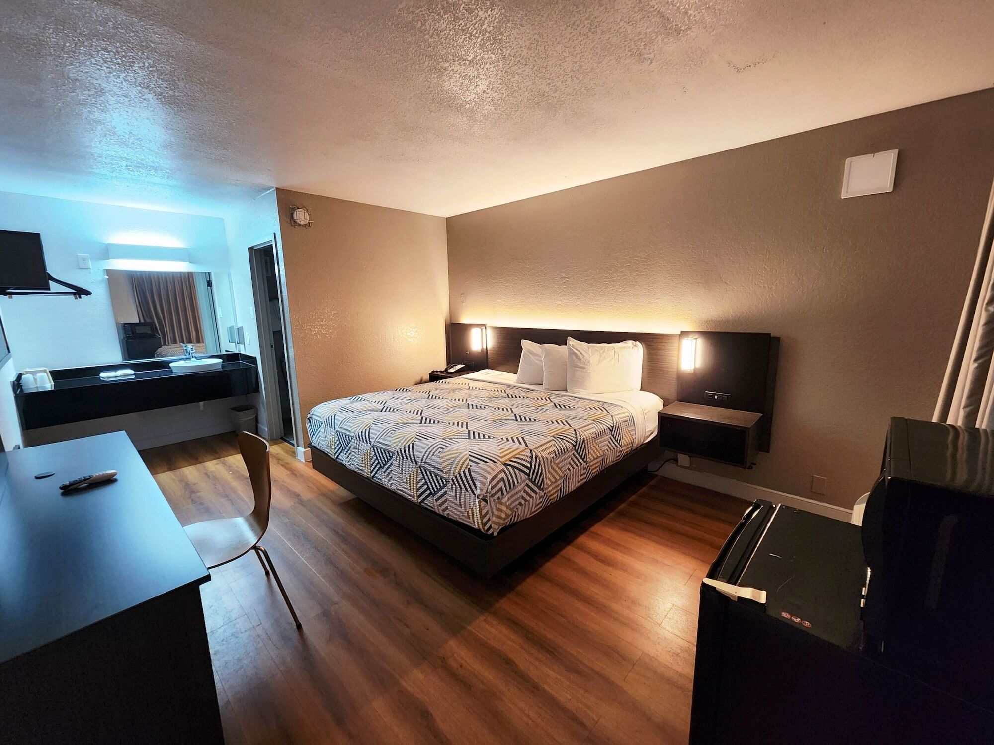 办公桌、遮光窗帘、熨斗/熨板、免费 WiFi