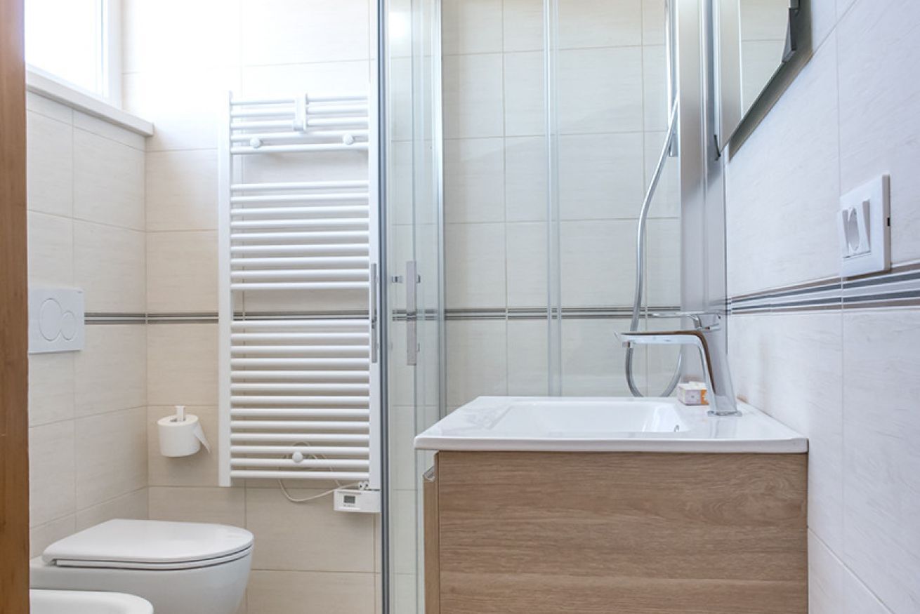 Combined shower/bathtub, bidet, towels