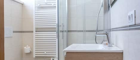 Ensemble douche/baignoire, bidet, serviettes fournies