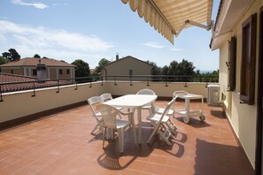Outdoor dining - S029 - Sirolo, delightful air-conditioned attic with sea view (Sirolo)