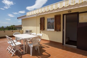 Outdoor dining - S029 - Sirolo, delightful air-conditioned attic with sea view (Sirolo)