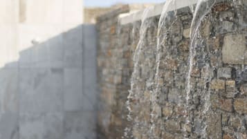 Kolam renang outdoor, dengan kursi berjemur