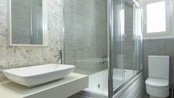 Jetted bathtub