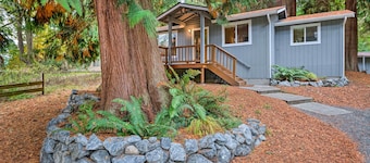 House w/ Deck on Whidbey Island, 1 Mi from Shore!