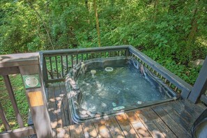 Outdoor spa tub - Sophie Cabin | National Forest Tiny Cabin (Chattanooga)