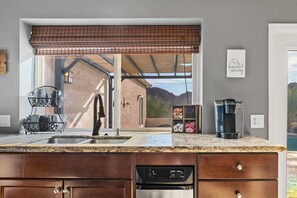 Fridge, microwave, oven, stovetop - LUXURY 5 BEDROOM w/ POOL AND AMAZING VIEWS!!! (Lake Havasu City)