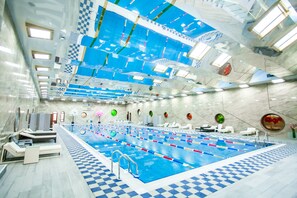 Een binnenzwembad, een buitenzwembad