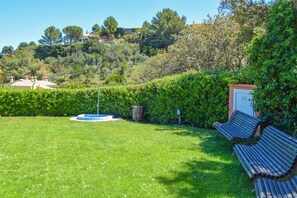 Property grounds - CREU 16  terraced house with sea view. Community garden and pool.800m. beach (Begur)
