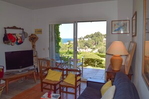 TV, fireplace - CREU 16  terraced house with sea view. Community garden and pool.800m. beach (Begur)