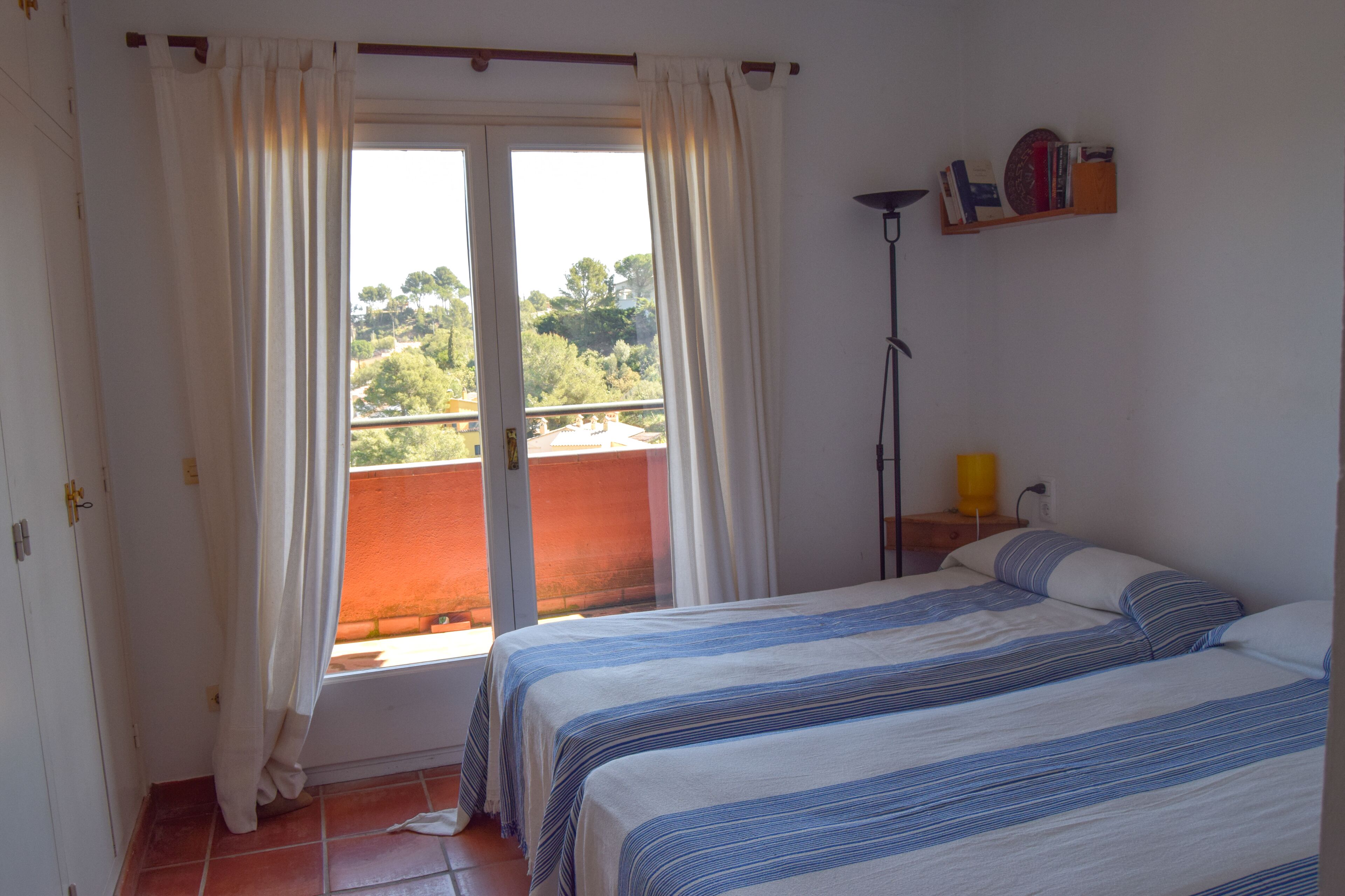Two single beds bedroom and small terrace with sea view
