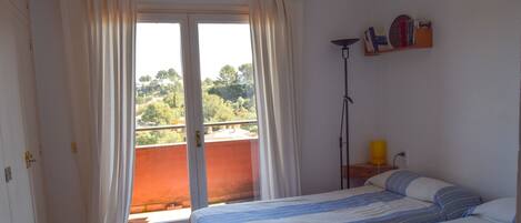 Two single beds bedroom and small terrace with sea view