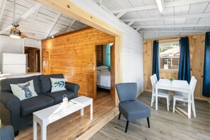 Standard-Ferienhütte | Wohnbereich | Flachbildfernseher