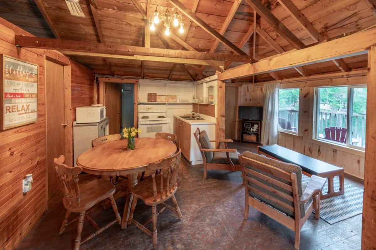 Traditional Cabin | Living area