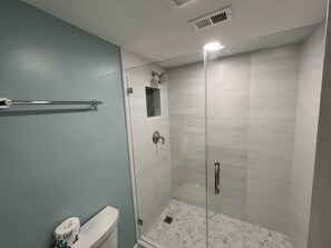Dusche, Haartrockner, Handtücher