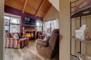 Smart TV, fireplace - Helen Hideaway| 2 BR| Golf Community and Amenities (Helen)