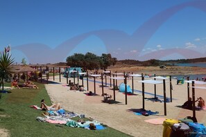 Playa en los alrededores, camastros y toallas de playa 