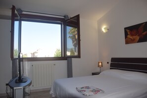 2 chambres, fer et planche à repasser, Wi-Fi, draps fournis