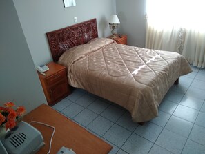 Chambre Double Standard, vue jardin | Coffres-forts dans les chambres, bureau, rideaux occultants
