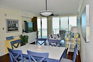 Télévision, lecteur de DVD, livres