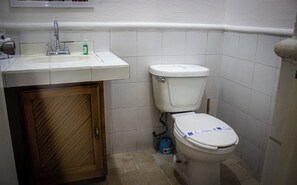 Haartrockner, Handtücher, Shampoo, Toilettenpapier