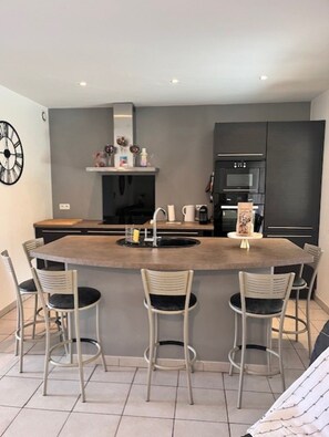 ثلاجة، ميكروويف، فرن، موقد طهي مسطح