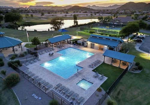 Luxurious Golf Retreat: 4 Bedroom Home With Private Pool & Prime 10th Hole Views