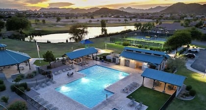 Kaunis aavikon koti Backing päälle 10. reikä Johnson Ranch Golf Club