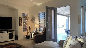 A living room with a sofa, TV, and a ceiling fan. - Luxurious Golf Course Views-Private Pool +2 King Suites-Sleeps 8 (San Tan Valley)