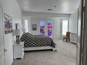 4 bedrooms, in-room safe, desk, iron/ironing board
