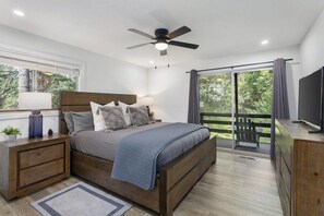 7 bedrooms, desk, iron/ironing board, WiFi - Creek Home, Game Room, Pool Table, AC, EV Chgr, Lake Rights (Lake Arrowhead)