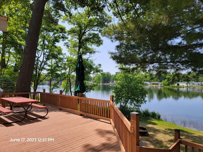 LAKEFRONT COTTAGE 