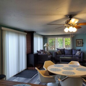 Smart TV, fireplace, books - LAKEFRONT COTTAGE  (Lake George)