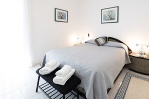 2 bedrooms, iron/ironing board, WiFi, bed sheets