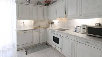 Micro-ondes, four, lave-vaisselle, cafetiĂšre/bouilloire