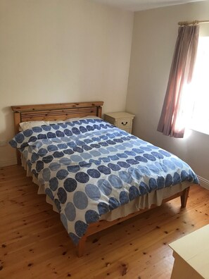 3 室のベッドルーム、アイロン / アイロン台、WiFi (無料)、ベッドシーツ