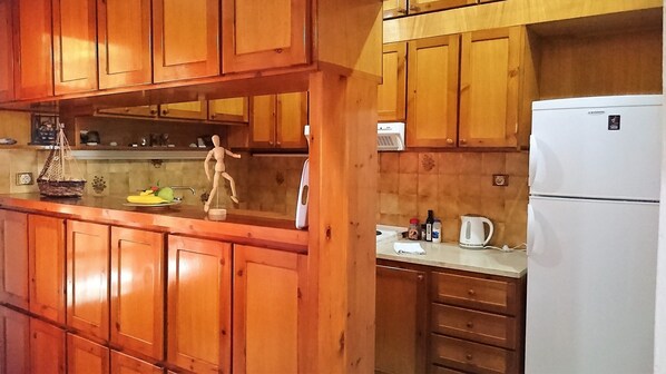 Fridge, microwave, oven, coffee/tea maker