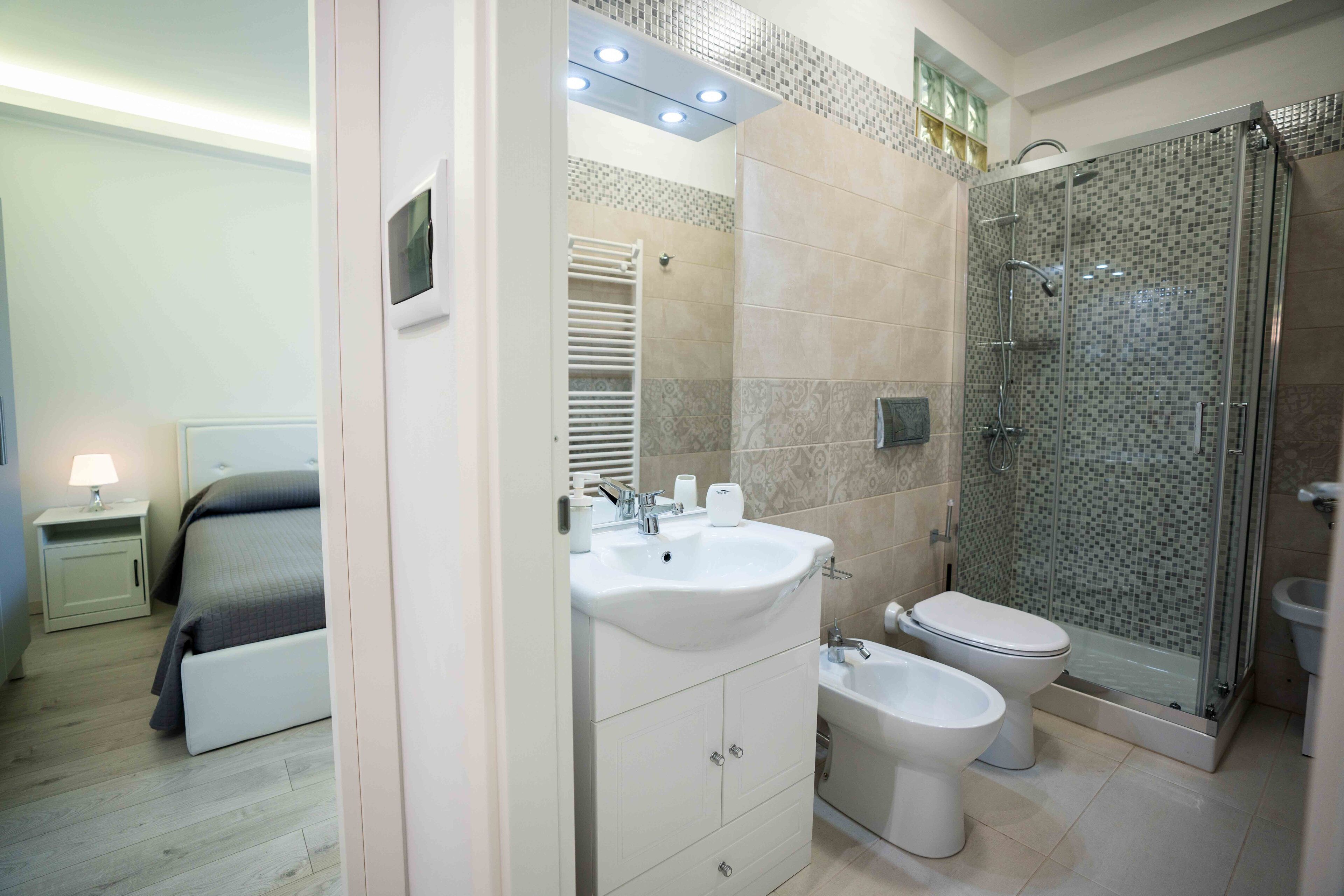 Regadera, secadora de cabello, bidet, toallas 