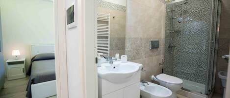 Shower, hair dryer, bidet, towels