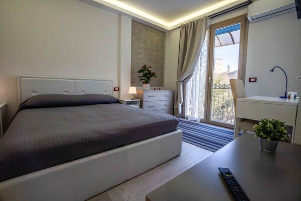 1 bedroom, in-room safe, WiFi, bed sheets