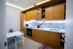 Fridge, microwave, oven, coffee/tea maker