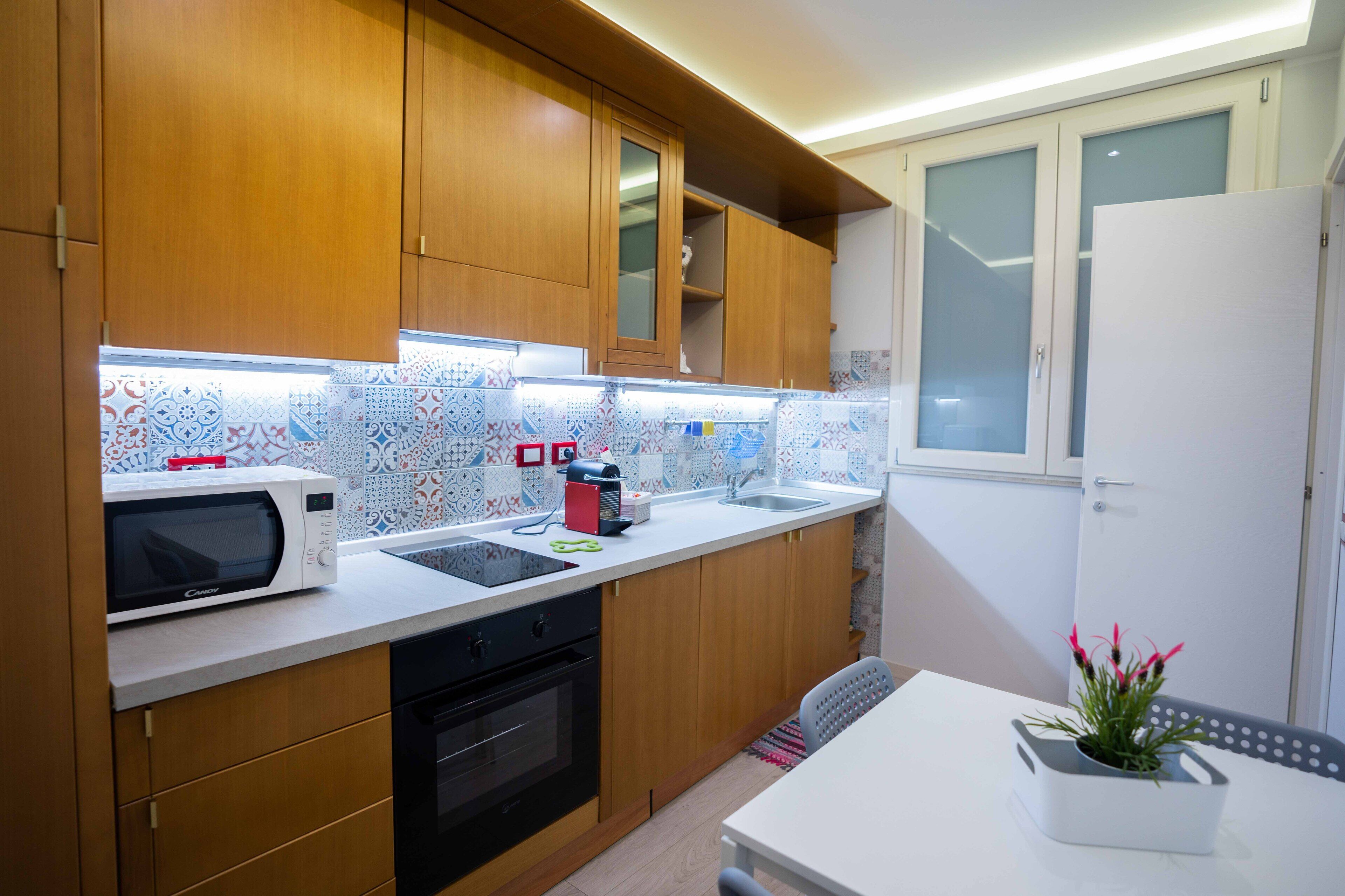 Kühlschrank, Mikrowelle, Ofen, Wasserkocher mit Kaffee-/Teezubehör