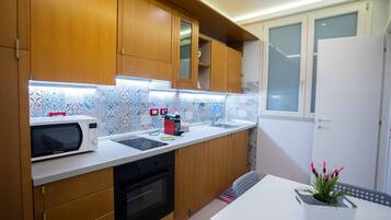 Kühlschrank, Mikrowelle, Ofen, Wasserkocher mit Kaffee-/Teezubehör