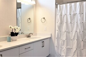 Combined shower/tub, hair dryer, towels