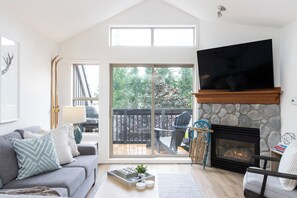 Smart TV, fireplace, video library, computer monitors - Whistler Blackcomb Escape | Private Hot Tub & Cozy Mountain Views (Whistler)
