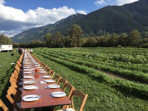 Outdoor dining - Whistler Blackcomb Escape | Private Hot Tub & Cozy Mountain Views (Whistler)